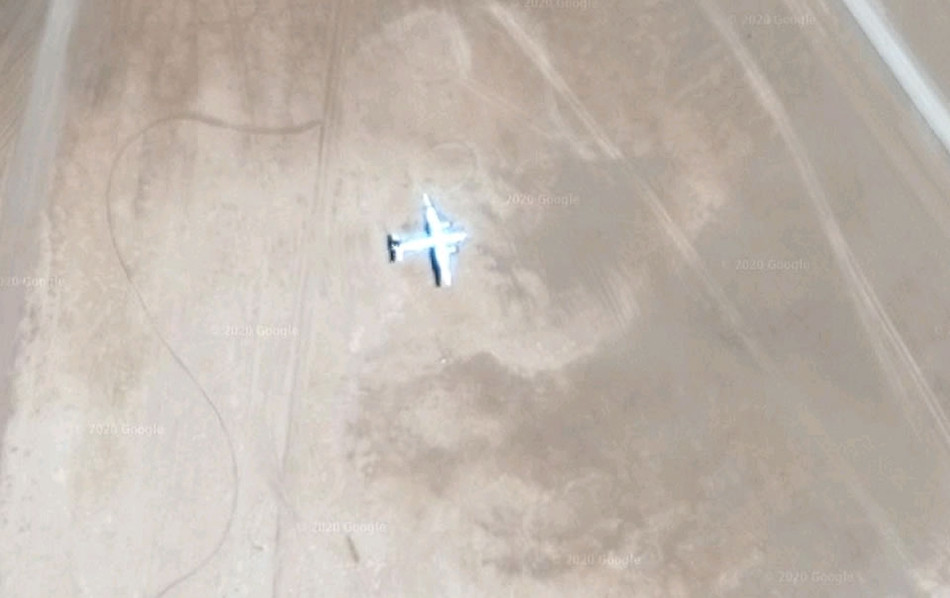 Tại sa mạc Wadi al Shati ở Lybia hiện tại vẫn còn xác một chiếc máy bay An-26. Đây là chiếc máy bay thuộc sở hữu của Tổng thống Yasser Arafat và đã rơi trong một vụ tai nạn ngày 8/4/1992. Nguồn ảnh: Sina.