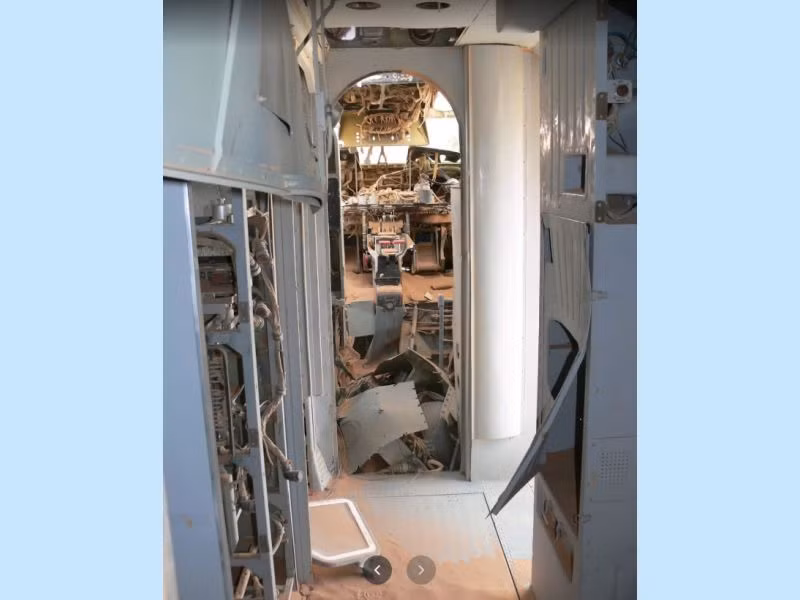 Sau gần 30 năm, chiếc máy bay vận tải An-26 này vẫn đang nằm im lìm ở sa mạc Wadi al Shati ở Lybia. Dù đã trải qua gần 30 năm nằm giữa sa mạc, chiếc máy bay này dường như không thay đổi quá nhiều. Nguồn ảnh: Sina.