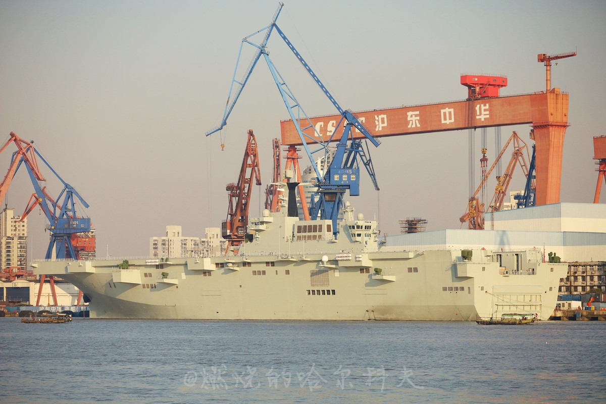 Chính vì lý do này, tốc độ thử nghiệm của tàu đổ bộ trực thăng Type 075 sẽ không thể "đua" kịp với tốc độ đóng mới, vốn dĩ ít bị ảnh hưởng hơn bởi dịch bệnh và các yếu tố khác liên quan tới con người. Nguồn ảnh: Twitter.