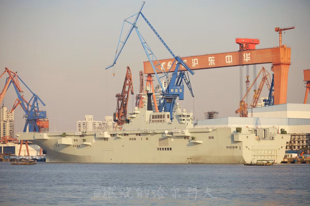 Chính vì lý do này, tốc độ thử nghiệm của tàu đổ bộ trực thăng Type 075 sẽ không thể "đua" kịp với tốc độ đóng mới, vốn dĩ ít bị ảnh hưởng hơn bởi dịch bệnh và các yếu tố khác liên quan tới con người. Nguồn ảnh: Twitter.