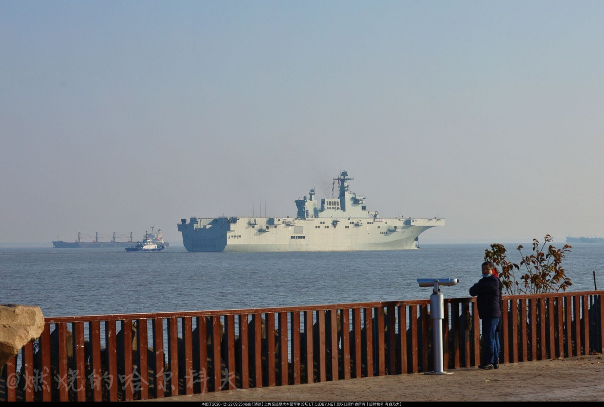 Cụ thể, tàu đổ bộ tấn công Type 075 thứ nhất của Trung Quốc tới nay còn vẫn đang trong quá trình thử nghiệm trên biển và chưa được nhiệm thu, trong khi chiếc thứ ba thuộc lớp này hiện cũng đã... gần đóng xong. Nguồn ảnh: Twitter.