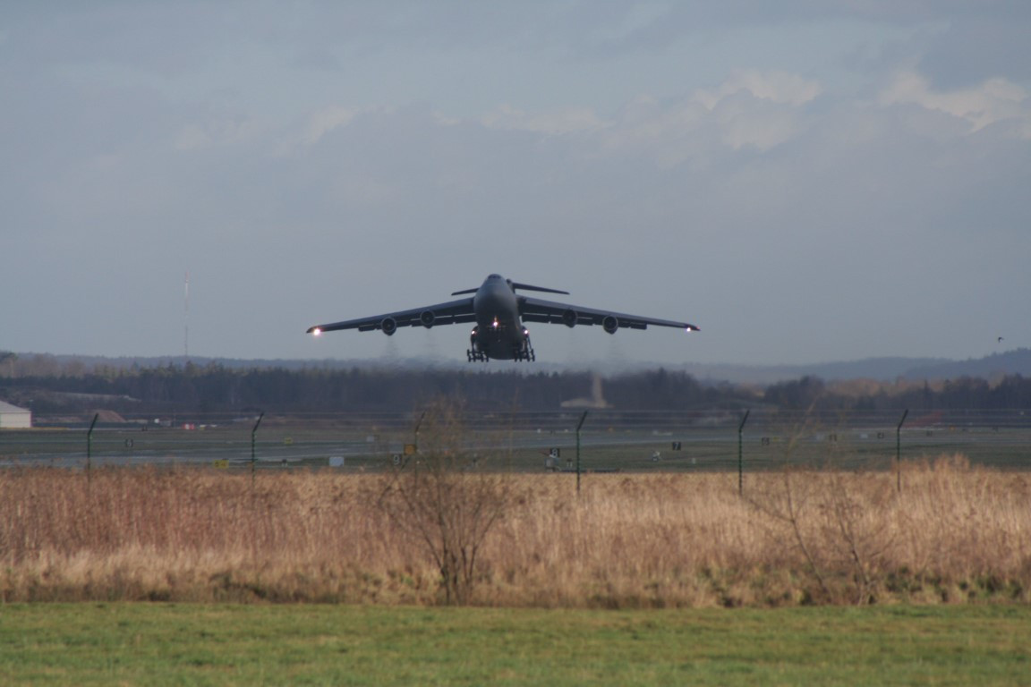 Trong thời gian xây dựng căn cứ, Ramstein được coi là công trường lớn nhất thế giới với ít nhất 270.000 người luôn túc trực và làm việc cùng lúc. Tới thời điểm hiện tại, đây vẫn được coi là căn cứ không quân quan trọng ở châu Âu dù vị trí của nó không còn tính chiến lược sau khi nước Đức thống nhất. Nguồn ảnh: Defence.