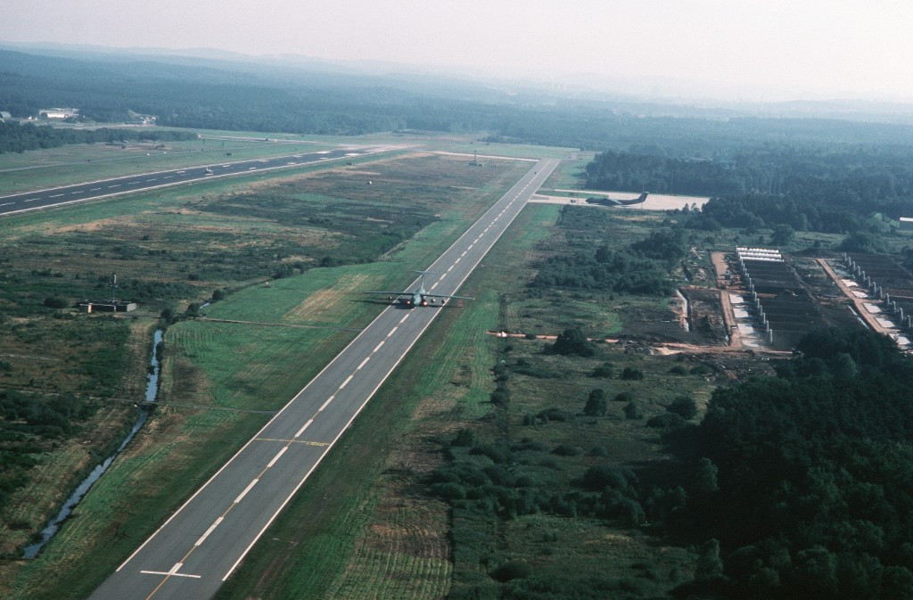 Ramstein cũng được coi là một biểu tượng của sự hợp tác quốc tế sau Chiến tranh Thế giới thứ hai khi nó được thiết kế bởi người Pháp, sau đó được xây dựng bởi các kỹ sư công binh của Lục quân Mỹ. Một lượng lớn công nhân từ Italia, Bồ Đào Nha, Tây Ban Nha và Thổ Nhĩ Kỳ cũng tham gia xây dựng căn cứ này. Nguồn ảnh: Defence.