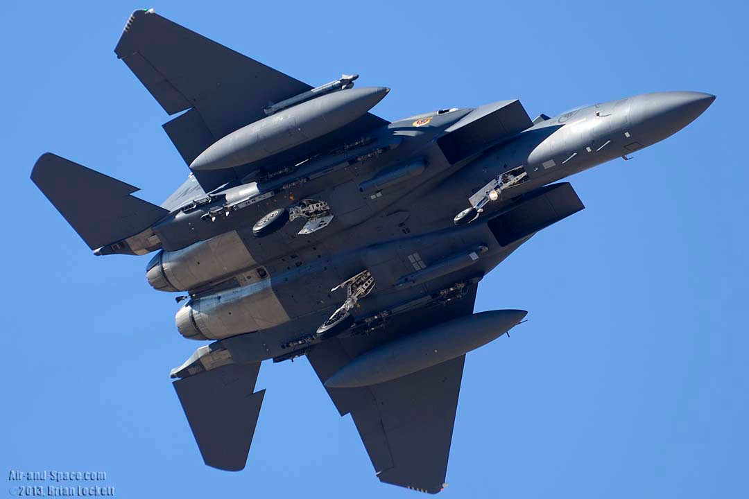 Với việc được trang bị các tên lửa không đối không tầm xa như AIM-120, chiến đấu cơ F-15SG có khả năng tiêu diệt máy bay của đối phương ở khoảng cách lên tới hàng trăm kilomets. Nguồn ảnh: SAF.