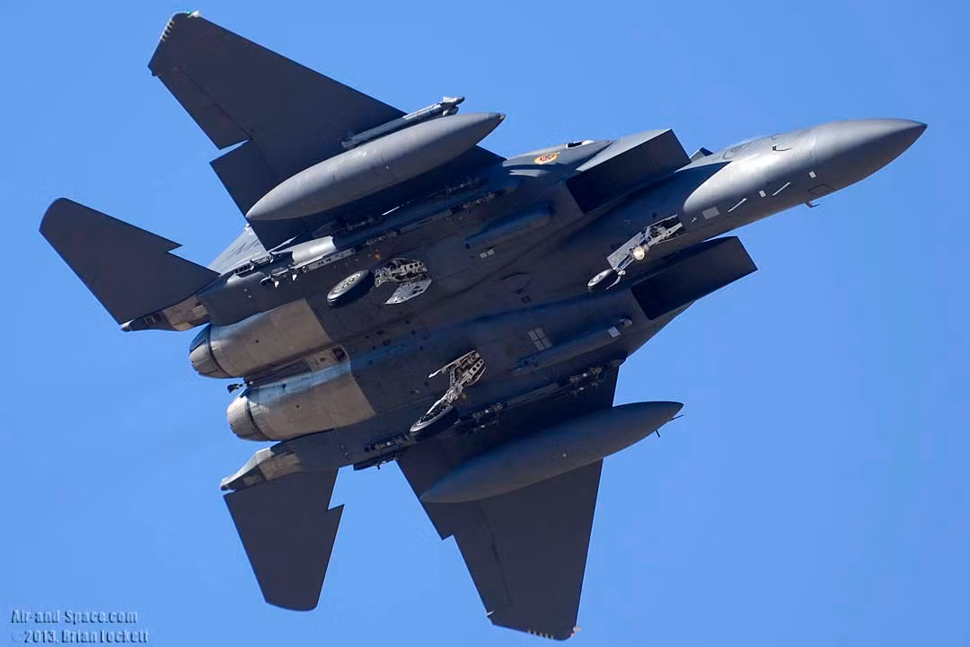 Với việc được trang bị các tên lửa không đối không tầm xa như AIM-120, chiến đấu cơ F-15SG có khả năng tiêu diệt máy bay của đối phương ở khoảng cách lên tới hàng trăm kilomets. Nguồn ảnh: SAF.