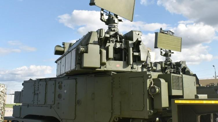 Tor-M2KM là một biến thể cải tiến từ Tor-M2 lắp đặt trên khung gầm xe bánh lốp chuyên dụng có khả năng lội nước, mang lại sức cơ động cao hơn so với phiên bản lắp trên xe thiết giáp bánh xích.