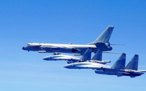 Máy bay ném bom chiến lược siêu thanh B-1B Lancer của Mỹ có tầm bay khoảng 9.400 km, khả năng chịu tải trọng của cánh là 820 kg/m2.