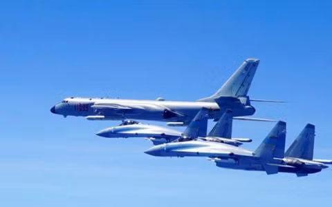 Máy bay ném bom chiến lược siêu thanh B-1B Lancer của Mỹ có tầm bay khoảng 9.400 km, khả năng chịu tải trọng của cánh là 820 kg/m2.