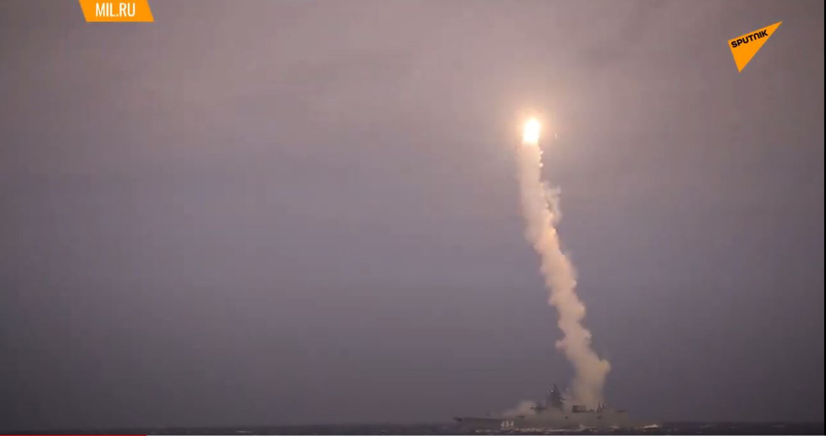 Một điểm mạnh cực kỳ đáng nể của loại tên lửa này đó là nó có tốc độ quá cao. Với tốc độ cao gấp 8 lần âm thanh, đối phương sẽ có rất ít thời gian để có thể truy tìm và đánh chặn tên lửa Zircon của Nga. Nguồn ảnh: Sputnik.