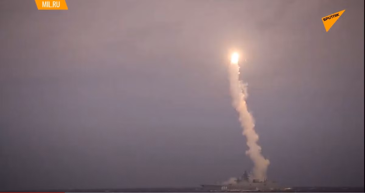 Một điểm mạnh cực kỳ đáng nể của loại tên lửa này đó là nó có tốc độ quá cao. Với tốc độ cao gấp 8 lần âm thanh, đối phương sẽ có rất ít thời gian để có thể truy tìm và đánh chặn tên lửa Zircon của Nga. Nguồn ảnh: Sputnik.