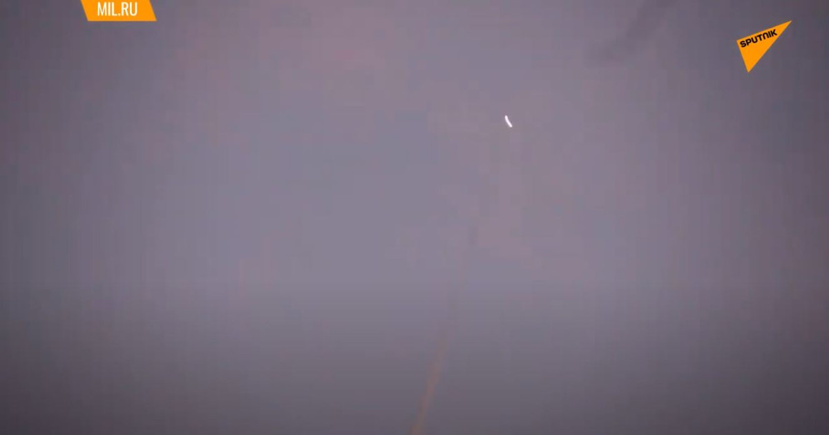 Về mặt lý thuyết, tên lửa Zircon của Nga hoàn toàn có khả năng tấn công mục tiêu ở khoảng cách 800 tới 1000 km. Đây là cự ly tiêu diệt mục tiêu rất lý tưởng, đặc biệt phù hợp với việc đối phó với biên đội tàu sân bay của đối phương khi mà tầm hoạt động của tiêm kích hạm trong biên chế Hải quân Mỹ chỉ khoảng 600 km. Nguồn ảnh: Sputnik.