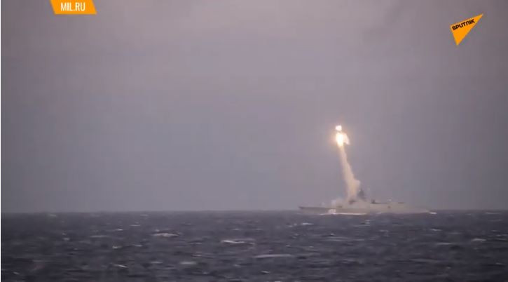 "Tên lửa Zircon sau đó đã bay đến mục tiêu ven biển giả định đặt ở thao trường Chizha thuộc tỉnh Arkhangelsk và tấn công trúng mục tiêu" - Bộ Quốc phòng Nga cho biết. Nguồn ảnh: Sputnik.