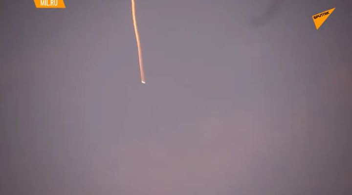 Việc triển khai được tên lửa Zircon từ bệ phóng trên tàu chiến cũng là một thành tựu rất đáng khen, nhất là khi những bệ phóng này trước đó được thiết kế để triển khai các loại tên lửa Kalibr hay Onyx chứ không phải bệ phóng riêng biệt cho Zircon. Nguồn ảnh: Sputnik.