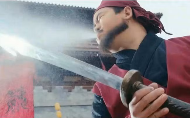 Truoc khi xu tu pham nhan, vi sao dao phu Trung Hoa xua lai phai phun ruou len luoi dao?