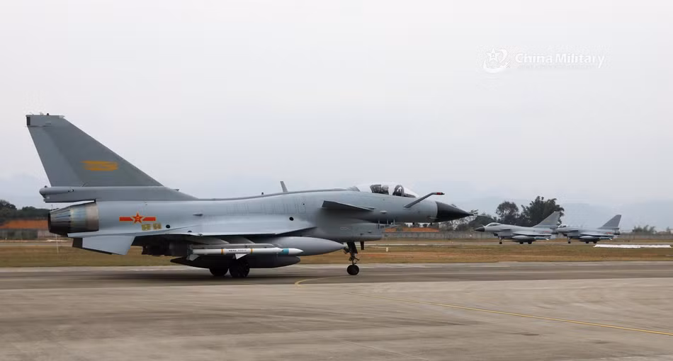 Trong khi Trung Quốc phân loại các dòng chiến đấu cơ khác thành từng nhiệm vụ riêng biệt thì với riêng J-10, Trung Quốc xếp loại đây là chiến đấu cơ đa năng. Nguồn ảnh: Sina.