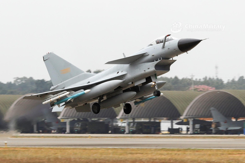 Tuy nhiên, một điều khá bất ngờ không phải ai cũng biết đó là trên thực tế, xương sống của lực lượng Không quân Trung Quốc lại là dàn tiêm kích một động cơ Chengdu J-10 hay còn được biết tới với cái tên Tiêm 10. Nguồn ảnh: Sina.