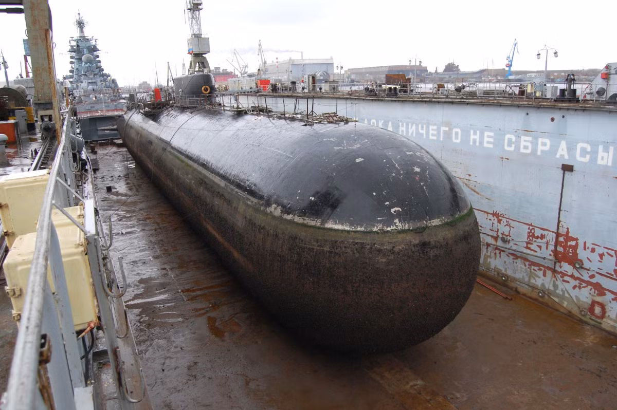 Ngày 18/12/1970, tàu ngầm hạt nhân Papa thiết lập tốc độ kỷ lục 44,7 hải lý/giờ ở độ sâu 100 mét. So với cả những loại khu trục hạm hay tuần dương hạm chạy trên mặt nước thời bấy giờ, tốc độ của Papa vẫn là quá cao. Nguồn ảnh: Hontus.