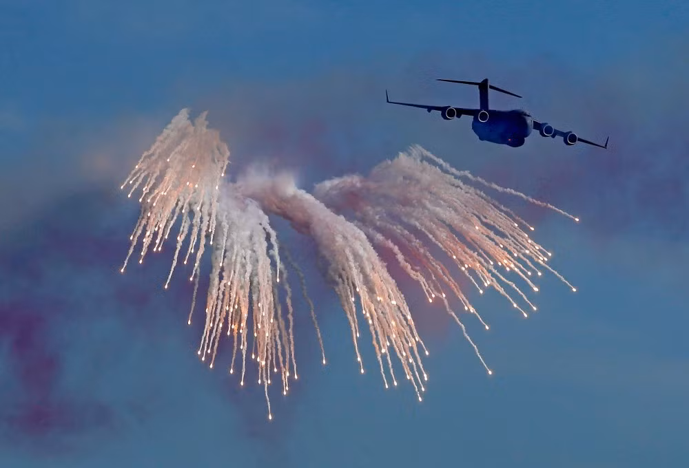 Không quân Qatar cũng xuất hiện trong cuộc duyệt binh với dàn vận tải cơ, trực thăng chiến đấu tung pháo mồi nhiệt đầy uy lực và mãn nhãn. Nguồn ảnh: BMDP.