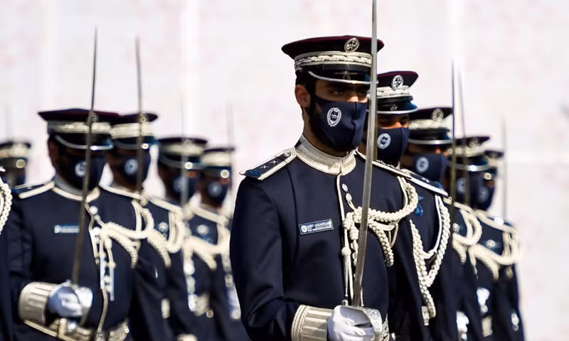 Trong buổi lễ duyệt binh, các quân nhân tham dự cùng các đại biểu đều đeo khẩu trang với huy hiệu của từng binh chủng. Nguồn ảnh: BMDP.