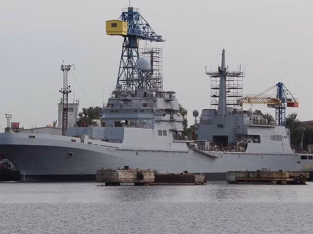 Thông số kỹ chiến thuật của tàu đổ bộ Ivan Gren bao gồm: chiều dài 135 mét, lượng giãn nước 6.600 tấn, thủy thủ đoàn 100 người. Chiếc chiến hạm này có khả năng mang theo 300 lính thủy đánh bộ, 12 xe tăng hoặc 36 xe bọc thép chở quân.