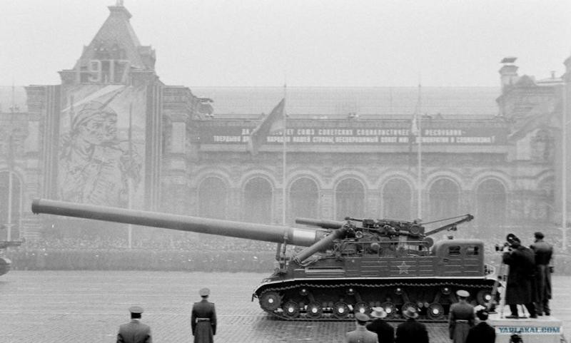 Còn với 2B1 Oka, loại pháo tự hành này được cho là vô dụng, không có khả năng tác chiến trong thực tế do quá nặng nề, việc hành quân ra bãi chiến trường đối với nó vốn dĩ đã là một nhiệm vụ bất khả thi.