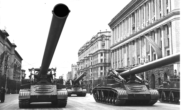 Bên cạnh những loại siêu vũ khí có sức chiến đấu thực sự cao, Liên Xô cũng gặp không ít thất bại trong các loại vũ khí họ phát triển, trong số này có pháo bắn đạn hạt nhân 2B1 Oka.