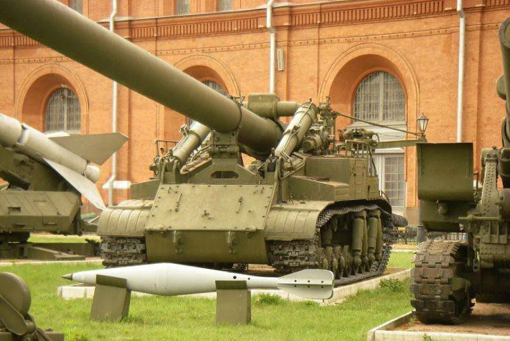 Tuy nhiên do trọng lượng lên tới hơn 50 tấn mỗi khẩu, dự trữ hành trình của cả hai khẩu pháo tự hành hạt nhân này chỉ nằm trong khoảng 180 km.