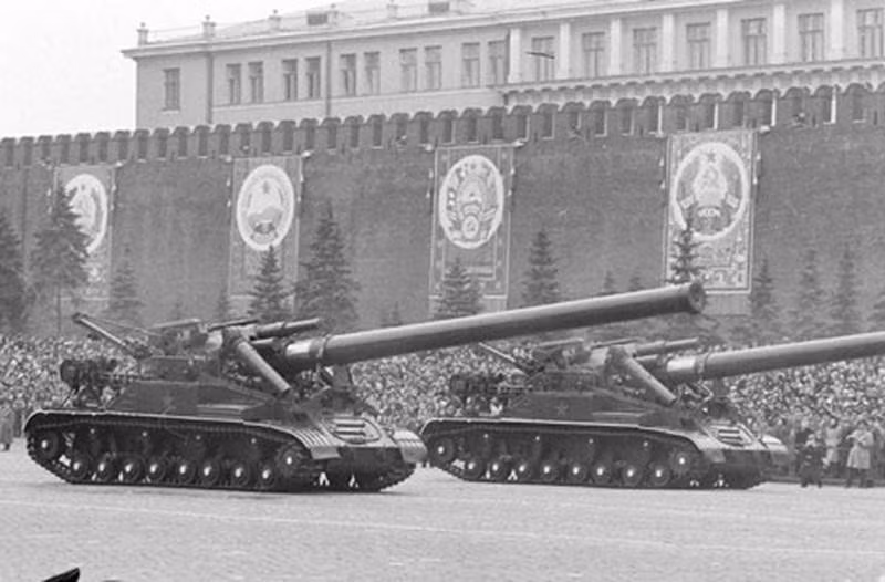 Tới năm 1957, sau khi vượt qua mọi bài kiểm tra, 2B1 Oka đã hiên ngang diễu hành trên Quảng Trường Đỏ của Liên Xô để duyệt binh kỷ niệm thành công của Cách mạng Tháng 10 Nga.