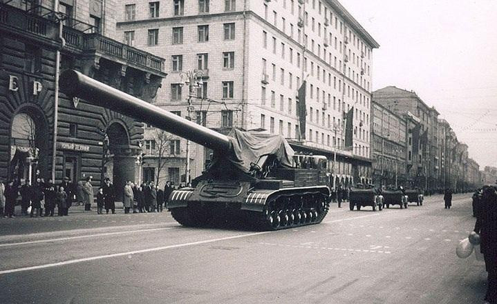 Liên Xô cũng từng mang tên lửa GR-1 qua Quảng Trường Đỏ để duyệt binh nhưng thực tế, quả tên lửa này chưa bao giờ được ra đời, chỉ có phần vỏ của nó được chế tạo vội vàng nhằm phục vụ cho việc răn đe đối phương.