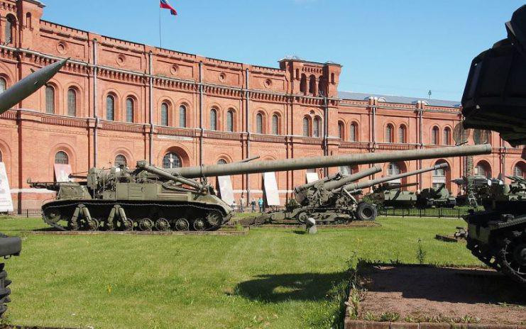 Hệ thống giảm giật của 2B1 Oka giúp pháo bắn liên tục 12 phát bắn trong 1 giờ theo lý thuyết.