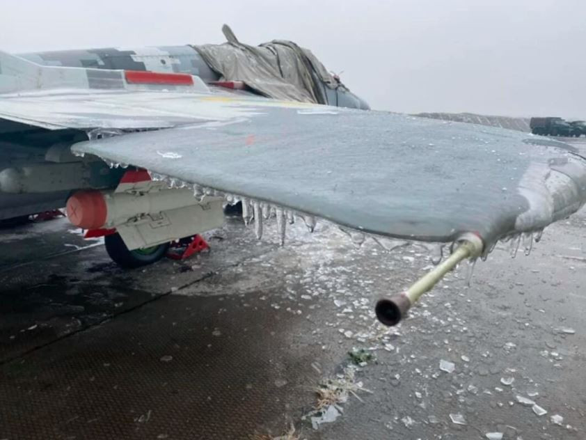 Một chiếc tiêm kích MiG-29 của Ukraine đã bị đông cứng toàn bộ máy bay sau khi hứng chịu cơn mưa tuyết cùng nhiệt độ xuống thấp kỷ lục ở quốc gia này hôm đầu tuần vừa rồi. Nguồn ảnh: Defence.