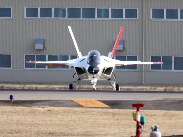 Tới năm 2016, nguyên mẫu thật đầu tiên của tiêm kích Mitsubishi X-2 Shinshin đã được Nhật cho cất cánh chuyến bay thử đầu tiên. Tuy nhiên đây chỉ là loại tiêm kích thế hệ năm được Nhật chế tạo phục vụ mục đích thử nghiệm. Nguồn ảnh: Sina.