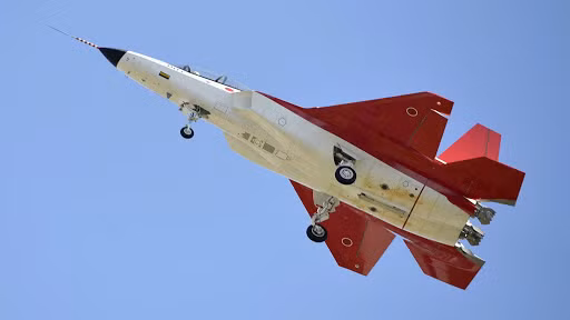 Trước đó, thậm chí Lockheed Martin đã yêu cầu thiết kế riêng cho Nhật một dòng tiêm kích chiến đấu lai giữa F-22 Raptor và F-35, tuy nhiên phía Nhật vẫn nhất quyết theo đuổi phương án chế tạo tiêm kích thế hệ năm nội địa. Nguồn ảnh: Sina.