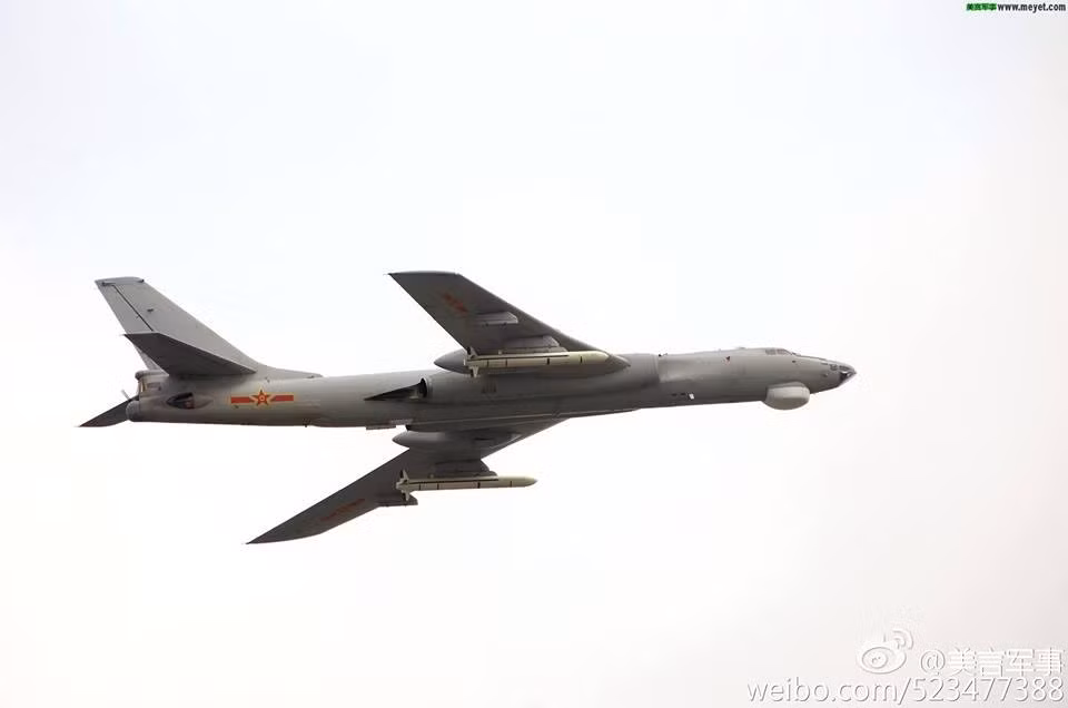 Với việc mỗi máy bay ném bom H-6 có khả năng mang theo hai tên lửa loại này, Không quân Trung Quốc sẽ có khả năng không kích cực kỳ đáng nể, có thể tấn công những mục tiêu ở khoảng cách xa tới 4000 km nếu kết hợp với tầm bay của cả oanh tạc cơ H-6. Nguồn ảnh: QQ.