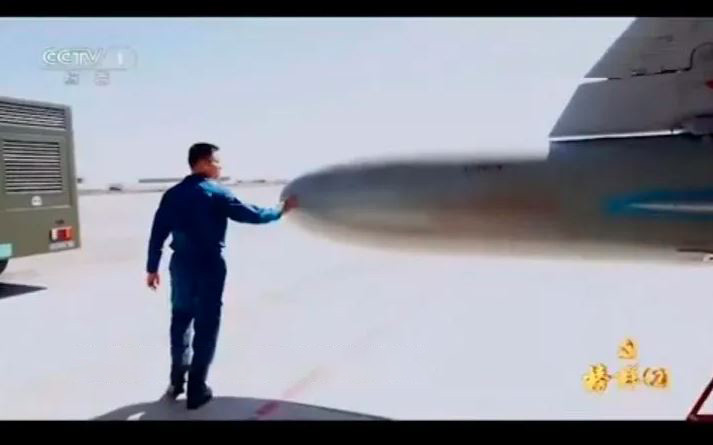 Loại tên lửa xuất hiện trong khung hình chính là tên lửa AKD20 - loại tên lửa hành trình tầm xa phóng từ trên không từ lâu đã được mệnh danh là "tên lửa Tomahawk" phiên bản Trung Quốc. Nguồn ảnh: QQ.