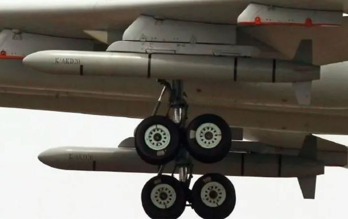 Tên lửa hành trình AKD20 được Trung Quốc phát triển từ tên lửa hành trình phóng từ mặt đất CJ-10. Phiên bản phóng từ trên không của loại tên lửa này được cho là có tầm bắn tối đa từ 1500 cho tới 2500 km. Nguồn ảnh: QQ.