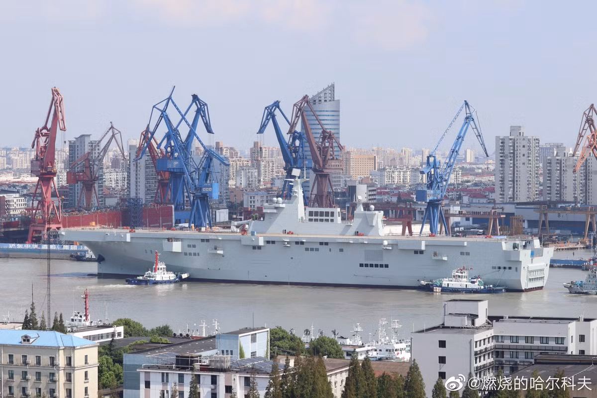 Tàu sân bay trực thăng Type 075 được coi là lớp tàu đổ bộ mang trực thăng lớn thứ ba thế giới, chỉ thua đúng hai lớp tàu cùng loại do Mỹ thiết kế đó là lớp Wasp và America. Tàu Type 075 có khả năng mang theo tối đa 30 máy bay trực thăng cùng khoảng 140 lính hải quân đánh bộ và nhiều loại phương tiện đổ bộ, lội nước. Nguồn ảnh: Chinanews.
