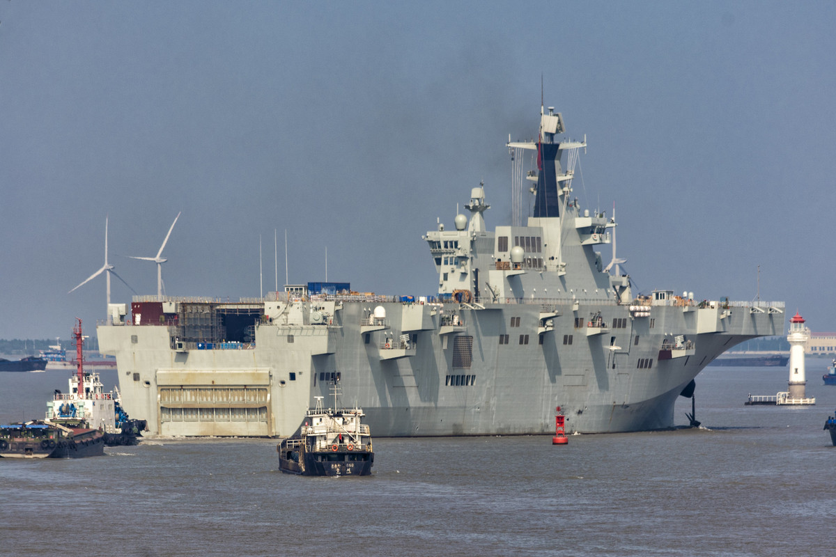 Giới phân tích cho rằng, sự có mặt của tàu sân bay trực thăng Type 075 trong biên chế của Hải quân Trung Quốc sẽ mang đến một lợi thế rất lớn cho Bắc Kinh trong việc tác chiến trên biển. Thậm chí trong những chuyến "ngoại giao tàu sân bay", tàu Type 075 của Trung Quốc cũng hoàn toàn có thể mở rộng ảnh hưởng của quốc gia này. Nguồn ảnh: Weibo.