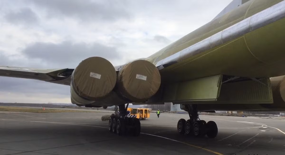 Được biết chiếc Tu-160M với động cơ NK-32 mới của loạt thứ hai cất cánh từ sân bay của nhà máy chế tạo hàng không Kazan mang tên S.P. Gorbunov vào ngày 3/11/2020 và đã bay trong 2 giờ 20 phút.