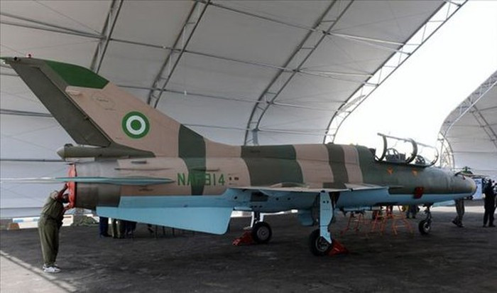 Năm 1975, Nigeria nhận được 24 chiếc MiG-21MF và 6 MiG-21UM. Nhưng đến tháng 10/1984, số lượng của họ đã giảm gần một nửa. Do vậy Nigeria đã mua thêm 13 chiếc MiG-21bis, cũng như 2 chiếc MiG-21UM nữa để bù đắp cho những tổn thất này.