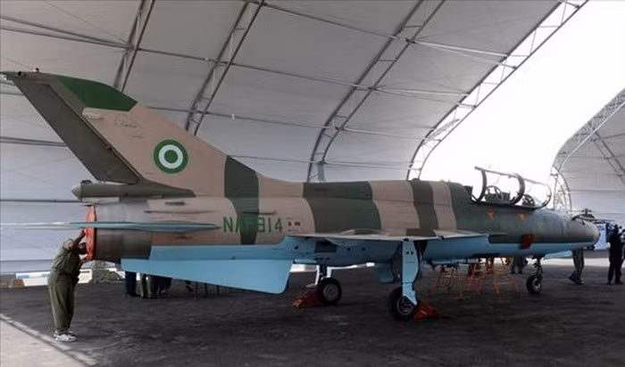 Năm 1975, Nigeria nhận được 24 chiếc MiG-21MF và 6 MiG-21UM. Nhưng đến tháng 10/1984, số lượng của họ đã giảm gần một nửa. Do vậy Nigeria đã mua thêm 13 chiếc MiG-21bis, cũng như 2 chiếc MiG-21UM nữa để bù đắp cho những tổn thất này.