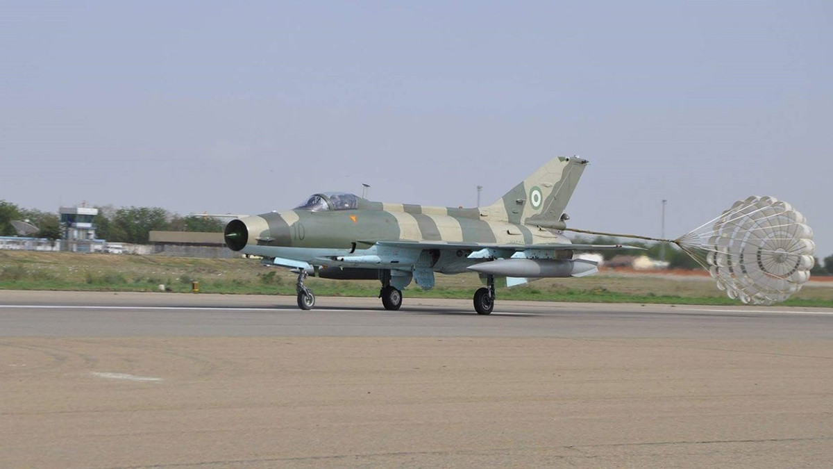 Rõ ràng các chiến đấu cơ này ít được sử dụng. Theo nguồn tin, những chiếc chiến đấu cơ MiG-21bis mới có 34 đến 169 giờ bay, trong khi MiG-21MF là từ 250 đến 469 giờ, và MiG21UM đã làm việc từ 199 đến 547 giờ.