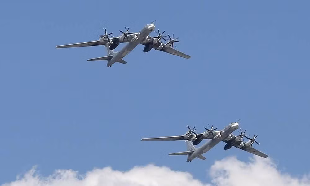 Có khả năng mang theo 15 tấn vũ khí các loại, máy bay ném bom chiến lược Tu-95 của Nga có thể tương thích với các loại tên lửa Kh-20, Kh-22, Kh-55 hoặc thậm chí mang theo 8 tên lửa Kh-101/102. Nguồn ảnh: BMDP.