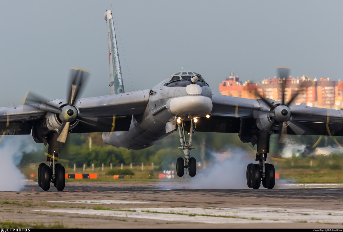 Cùng với B-52 của Mỹ, Tu-95MS của Nga cũng không có dấu hiệu được cho nghỉ hưu. Một điểm khác biệt so với B-52 đó là những mẫu Tu-95 đời đầu được cho là không thể nâng cấp được. Nguồn ảnh: BMDP.