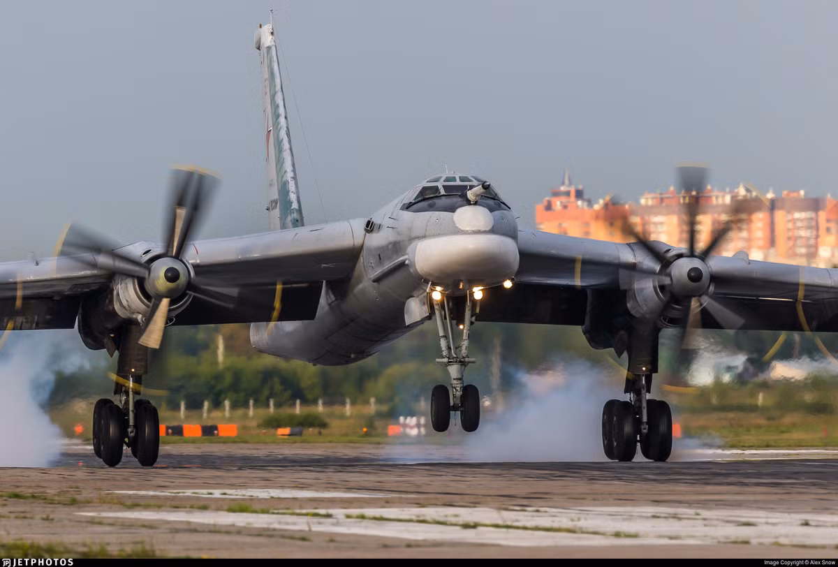 Cùng với B-52 của Mỹ, Tu-95MS của Nga cũng không có dấu hiệu được cho nghỉ hưu. Một điểm khác biệt so với B-52 đó là những mẫu Tu-95 đời đầu được cho là không thể nâng cấp được. Nguồn ảnh: BMDP.