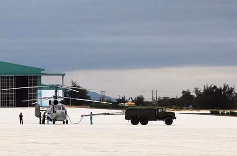 Chiếc trực thăng săn ngầm Ka-28 số hiệu 7524 cùng cất cánh với thủy phi cơ tại sân bay Cam Ranh.