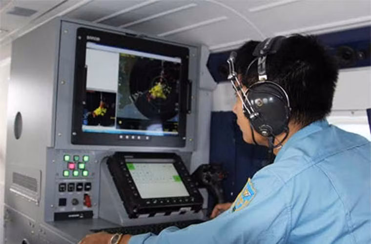 Nhân viên tuần thám luôn quan sát mục tiêu qua màn hình radar để phối hợp tìm kiếm.