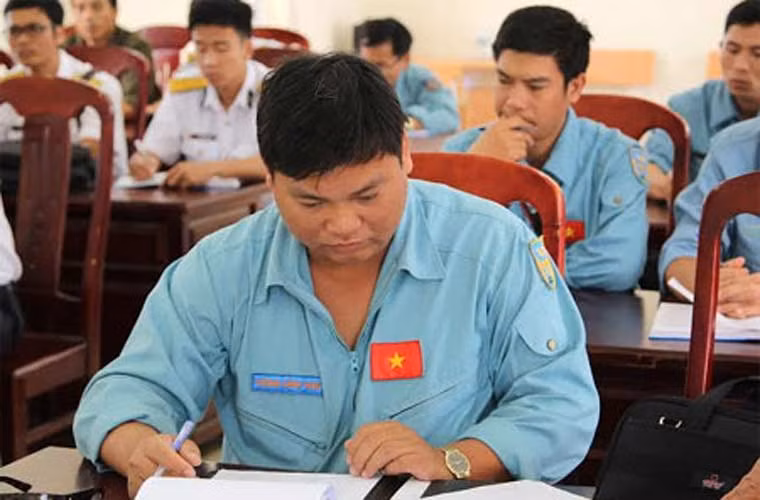 Các tổ bay nhận nhiệm vụ trước khi thực nhiệm bay tìm kiếm cứu nạn.