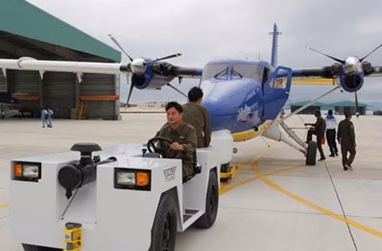 Chiếc Thủy phi cơ DHC-6 hoàn thành chuyến tìm kiếm về lại sân bay Cam Ranh.