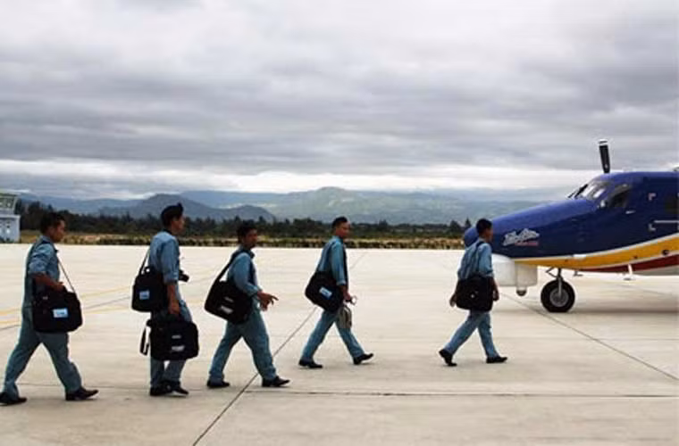 Tổ bay trên chiếc thủy phi cơ DHC-6 lên làm công tác chuẩn bị.